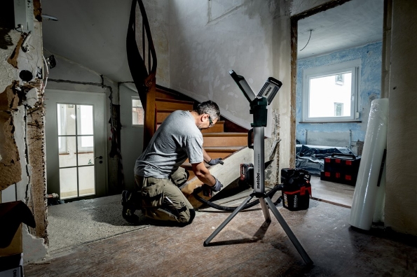 Afbeeldingen van Metabo Accu-lamp BSA 18 LED 5000 DUO-S op statief