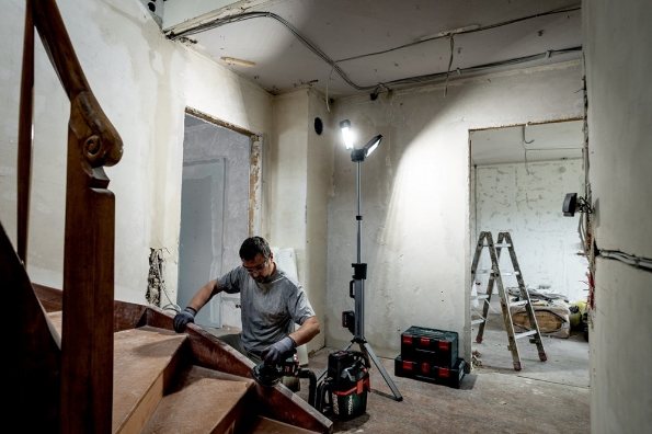 Afbeeldingen van Metabo Accu-lamp BSA 18 LED 5000 DUO-S op statief